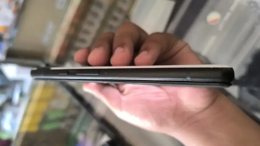 Swollen battery breaks the displ