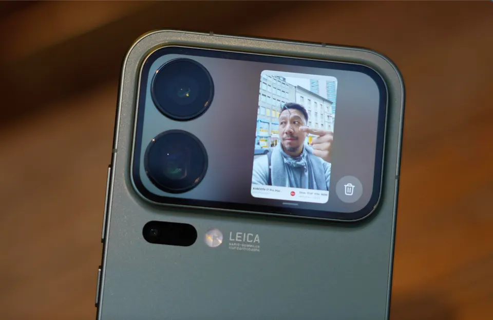 xiaomi 17 pro max rear display