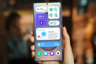 hand holding a galaxy s smartpho